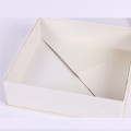 Cajas de papel doblado blanco con ventana
